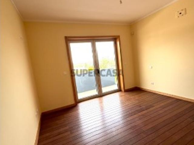 Moradia T3+2 de excelência em Perosinho com jardim, garagem e vistas desafogadas