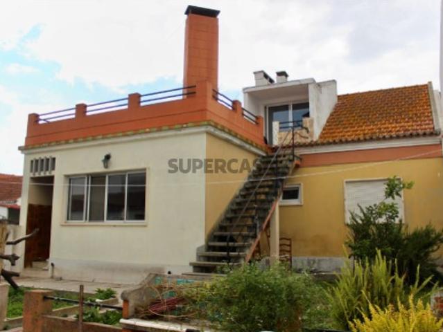 Moradia T3+2 no Montijo com jardim e anexo