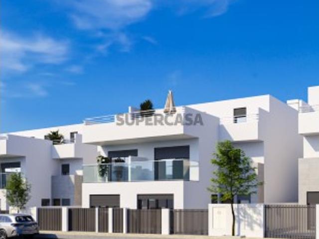 Moradia T3+2 Nova com Piscina, Garagem, Perto da Praia da Lota