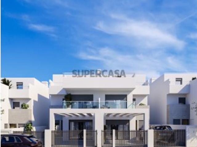 Moradia T3+2 Nova com Piscina, Garagem, Perto da Praia da Lota