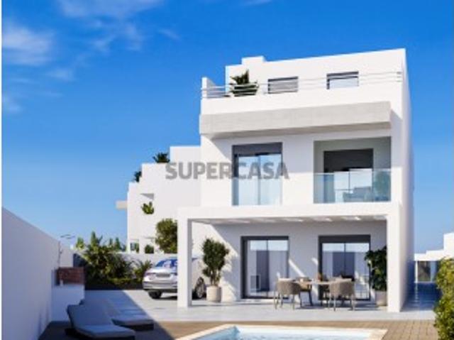 Moradia T3+2 Novo com Piscina e Garage Perto da Praia da Lota