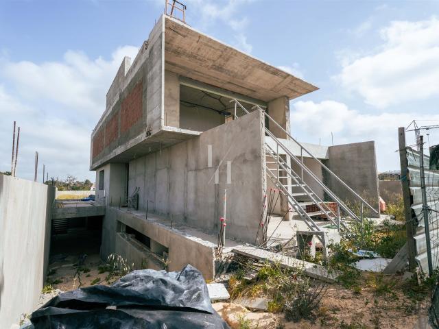 Moradia T3+2 para venda nas Gambelas, em Faro 427m² Montenegro