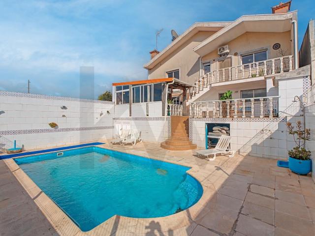Moradia T3+2 Renovada com Piscina Privada e Churrasqueira Trofa