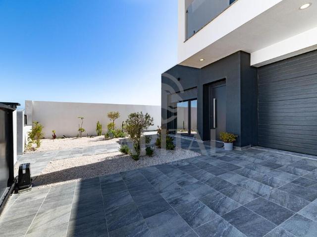 Moradia T3 Moderna com Piscina no Centro do Porto Alto