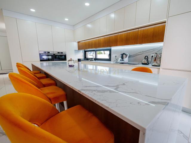Moradia T3 Moderna em Localização Premium, Perto das Praias