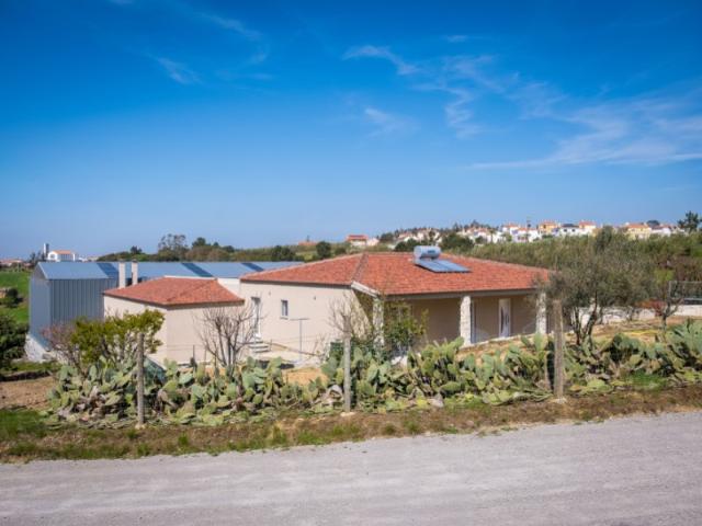 Moradia T3 + Moradia T1 + Armazém em Santa Bárbara, Lourinhã
