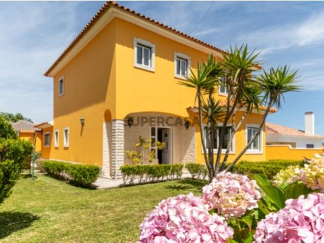 Moradia T3 na Carvoeira com excelente potencial