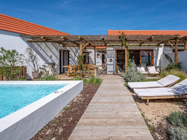 Moradia T3 na Comporta com jardim privativo e deck exterior em madeira