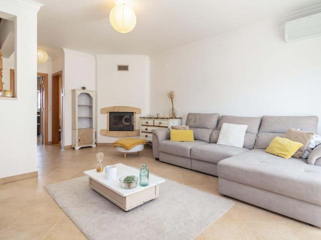 Moradia T3 na Quinta do Conde – Totalmente Mobilada e Pronta a Habitar!