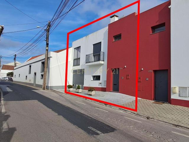 Moradia T3 na Venda do Pinheiro – O Equilíbrio Perfeito entre Campo e Cidade