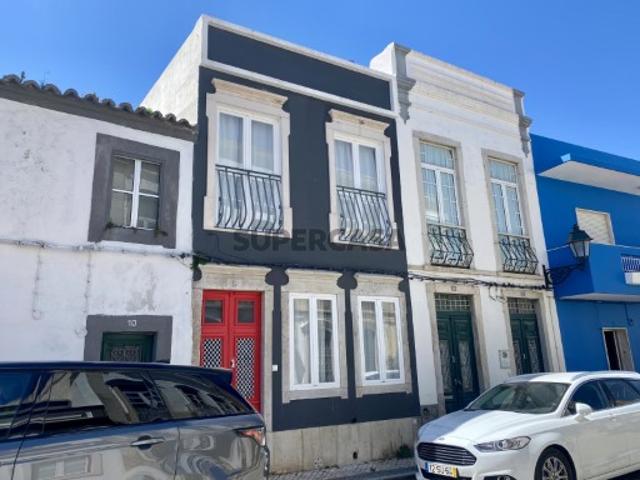 Moradia T3 no coração da Baixa de Faro com açoteia, pátio e localização privilegiada