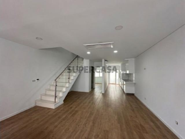 Moradia T3 Nova C/ 2 Suites Fernão Ferro