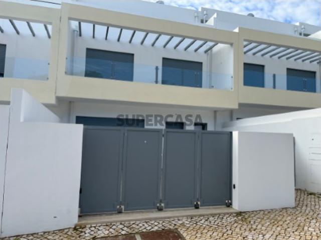 Moradia T3 nova, com arquitetura moderna em Tavira, Algarve