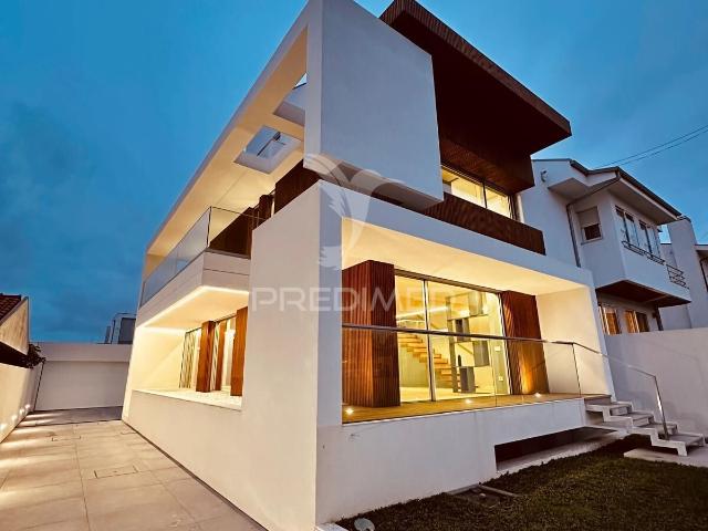 Moradia T3 Nova com Piscina em Canidelo
