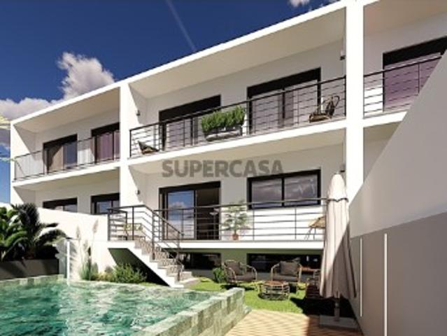 Moradia T3 Nova com Piscina Situada em Alcabideche