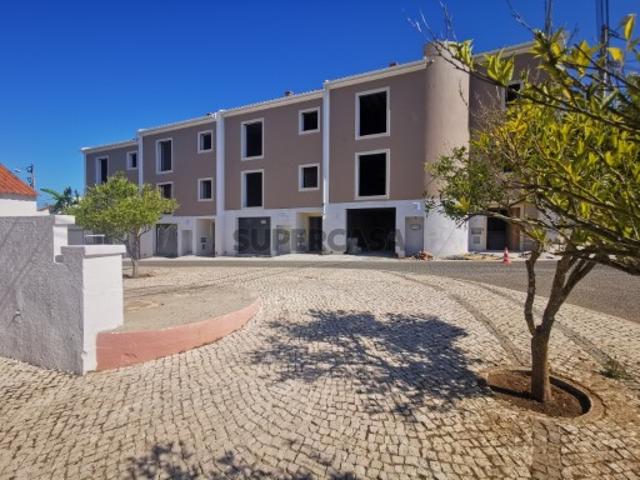 Moradia T3 nova com terraço e garagem em Cadaval Adão Lobo