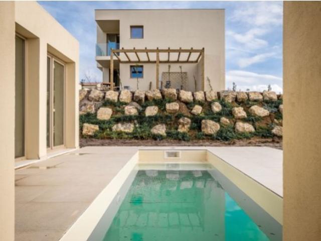 Moradia T3 Nova com Varanda, Garagem, Arrecadação e Piscina em Condomínio perto da Praia da Areia Branca