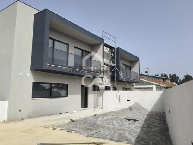Moradia T3 Nova com 3 Suites, Jardim e Terraço Design Contemporâneo | Maia