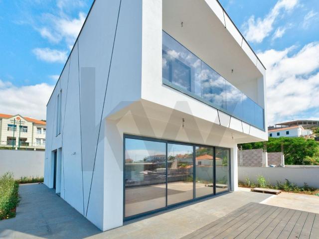 Moradia T3 Nova de Arquitetura Contemporânea | Caniço – Asso. 120m² Caniço