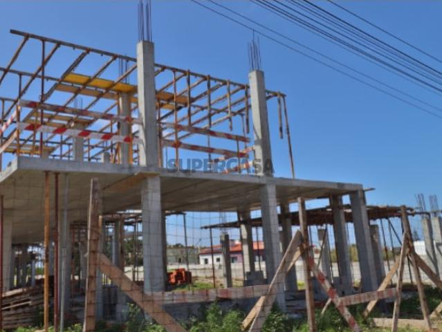 Moradia T3 NOVA de arquitetura moderna com 3 Suites e PISCINA a 10 minutos da PRAIA Santa Cruz