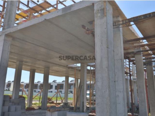 Moradia T3 NOVA de arquitetura moderna com 3 Suites e PISCINA a 10 minutos da PRAIA Santa Cruz