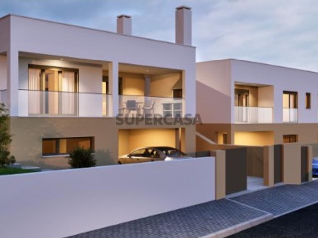 Moradia T3 nova em fase de construção situada a poucos minutos das Praias de Santa Cruz e Azul