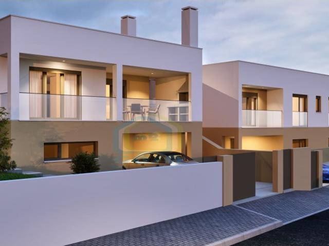 Moradia T3 nova em fase de construção situada a poucos minutos das Praias de Santa Cruz e Azul