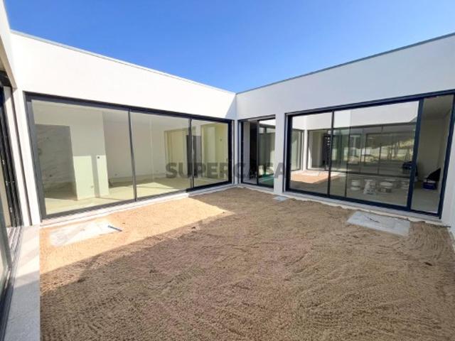 Moradia T3 Nova localizada a 500mts da praia