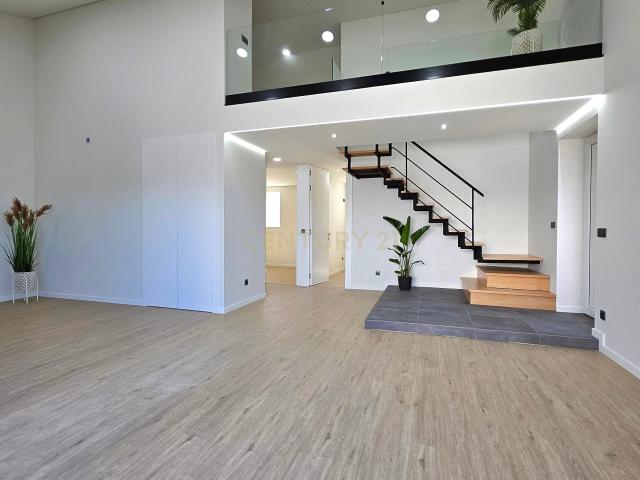 Moradia T3 Nova no Centro de Cantanhede | Jardim Privativo, 2 Lugares de Estacionamento, espaço Exterior e Acabamentos Premium – Pronta a Habitar!