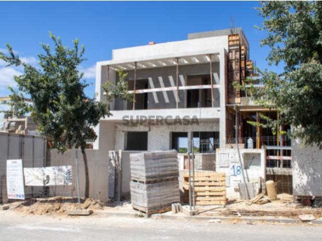 Moradia T3 a estrear, com piscina e vista mar em Santo Estêvão!