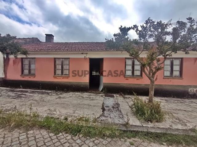 Moradia T3 a nível de Rés do chão, com lojas, anexos e terreno Arganil
