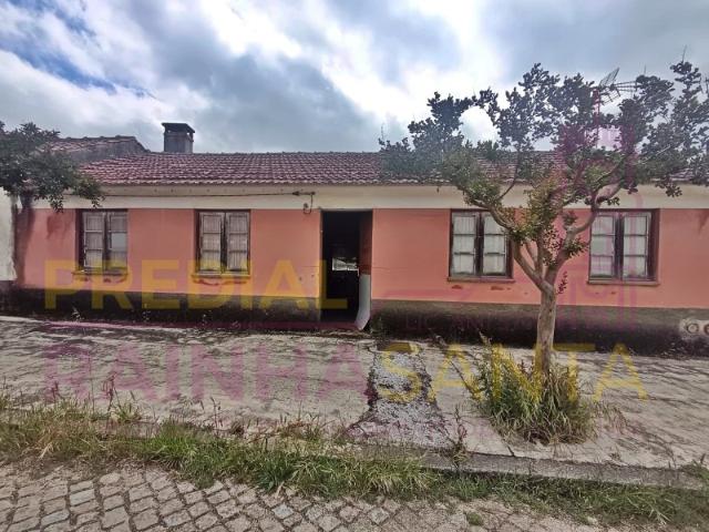 Moradia T3 a nível de Rés do chão, com lojas, anexos e terreno Arganil