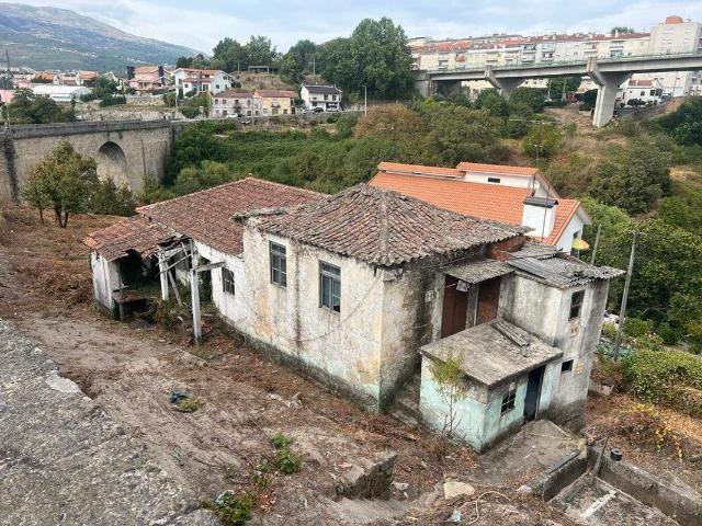 Moradia T3 à venda em Parada de Cunhos