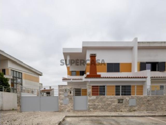 Moradia T3 Amadora com Excelentes Áreas e Espaço Exterior