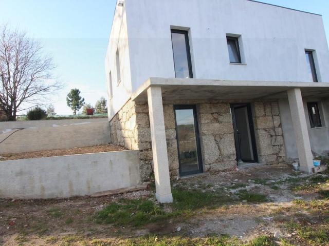 Moradia T3 + anexo, com terreno, poço e vistas para as Serra. 65m² Figueiras e Covas