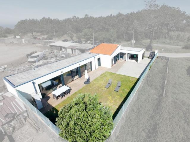Moradia T3 Arquitetura Moderna e Natureza a 50m do Mar