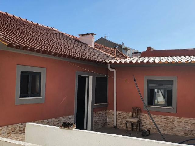 Moradia T3 baixa da banheira com logradouro