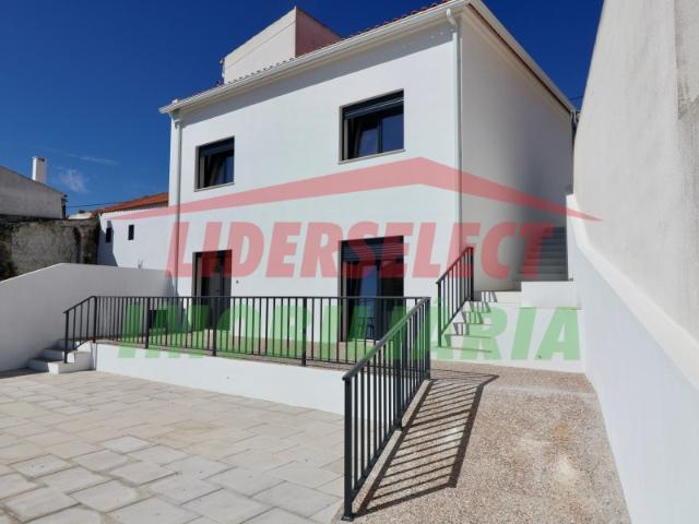 MORADIA T3 C/ 2 SUITES RENOVADA