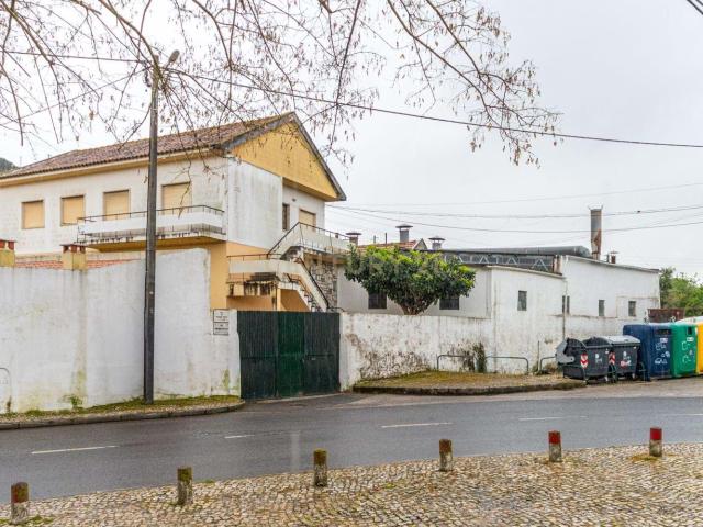 Moradia T3 c/ lote de 2393m2 em Caneças