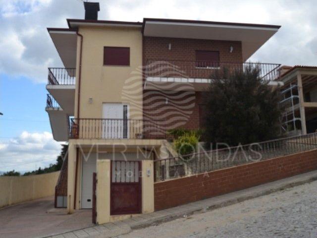 Moradia T3 c/ quintal e jardim, nas Termas de So Vicente