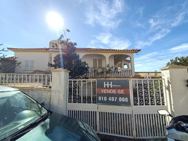 Moradia T3 Caniço com estacionamento, terreno, terraço e vista mar