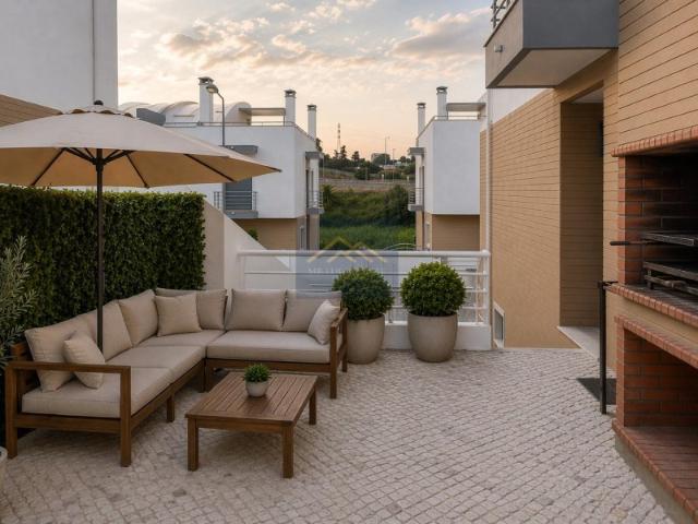 Moradia T3 com 4 WCs no Funchalinho, Piscina, Garagem para 3 Viaturas, Churrasqueira, Terraço e Varanda