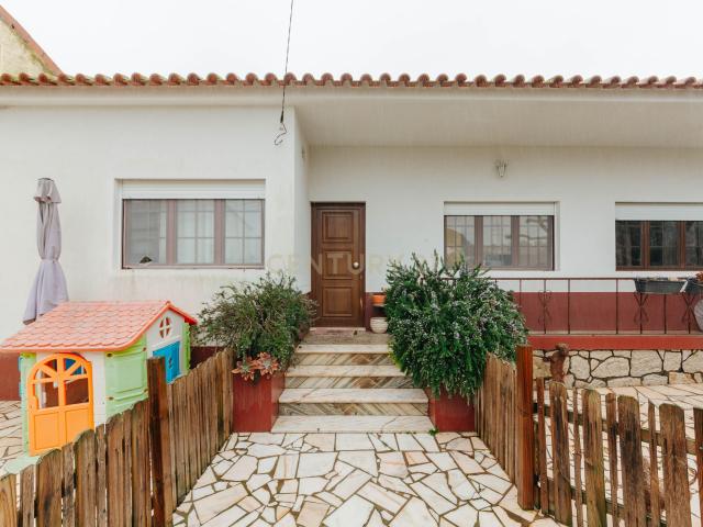 Moradia T3 com 600m² de Terreno | Excelente Potencial para Habitação ou Investimento