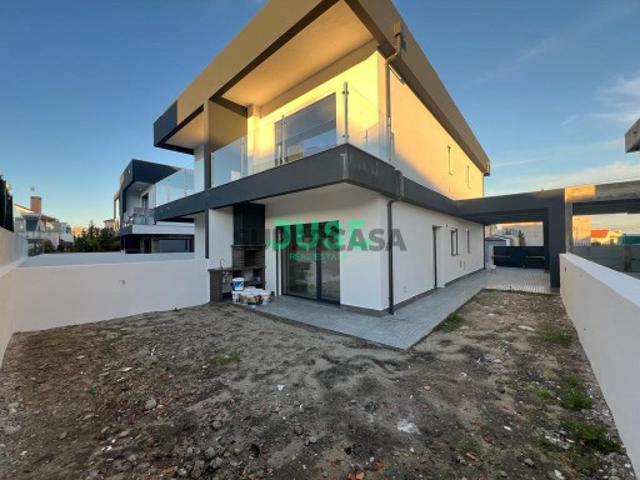 Moradia T3 com 2 suítes em Fernão Ferro