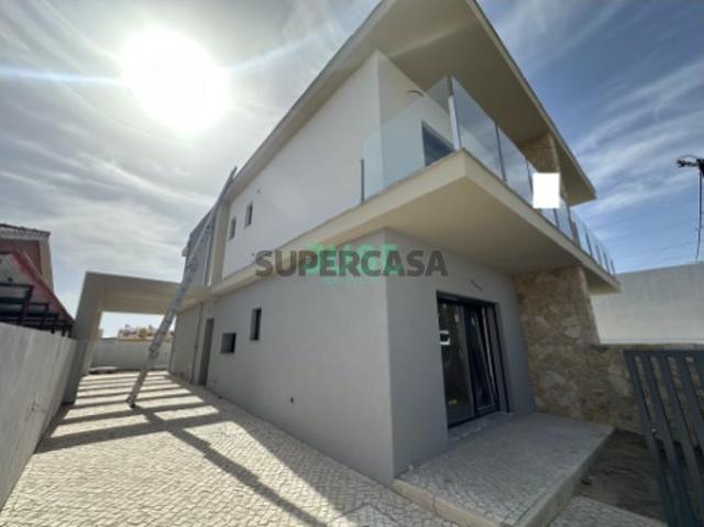 Moradia T3 com 2 suítes em Fernão Ferro