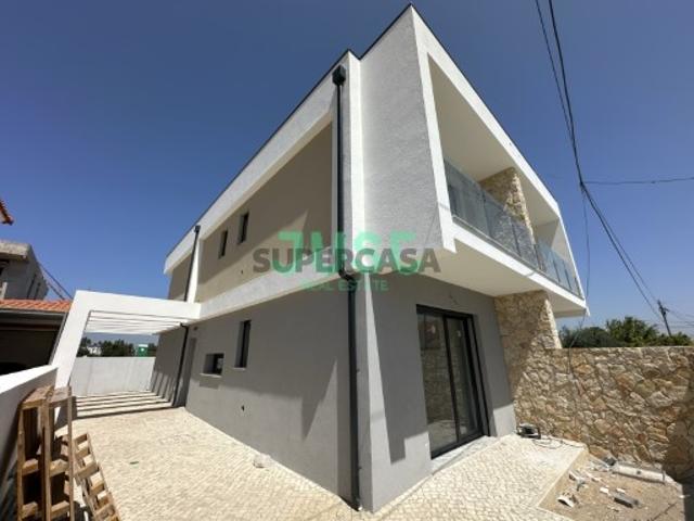 Moradia T3 com 2 suítes em Pinhal General Fernão Ferro