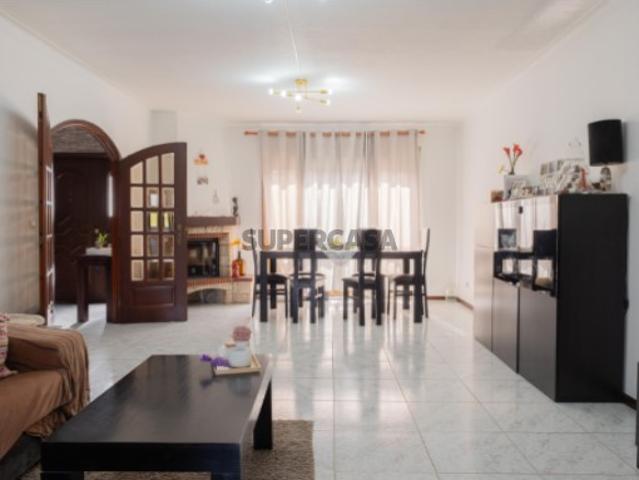 Moradia T3 com 3 Pisos, Jardim, Terraço e Churrasqueira em Campo