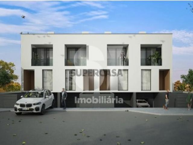 Moradia T3 com 3 Suites, Piscina e Rooftop