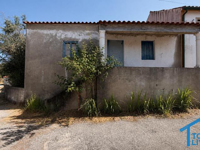 Moradia T3 com 3.280 m2 de terreno, garagem renovada e dois poços | Montes | A poucos minutos de Tomar