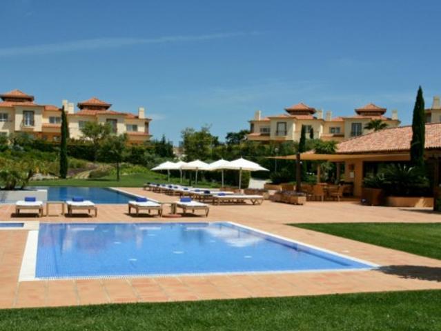 Moradia T3 com terraço e arrecadação no Monte Rei Golf & Country Club